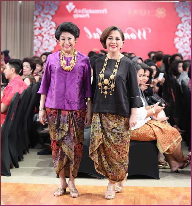 Model Baju  Batik  Kombinasi  Kain Polos  Untuk Wanita  Batik  